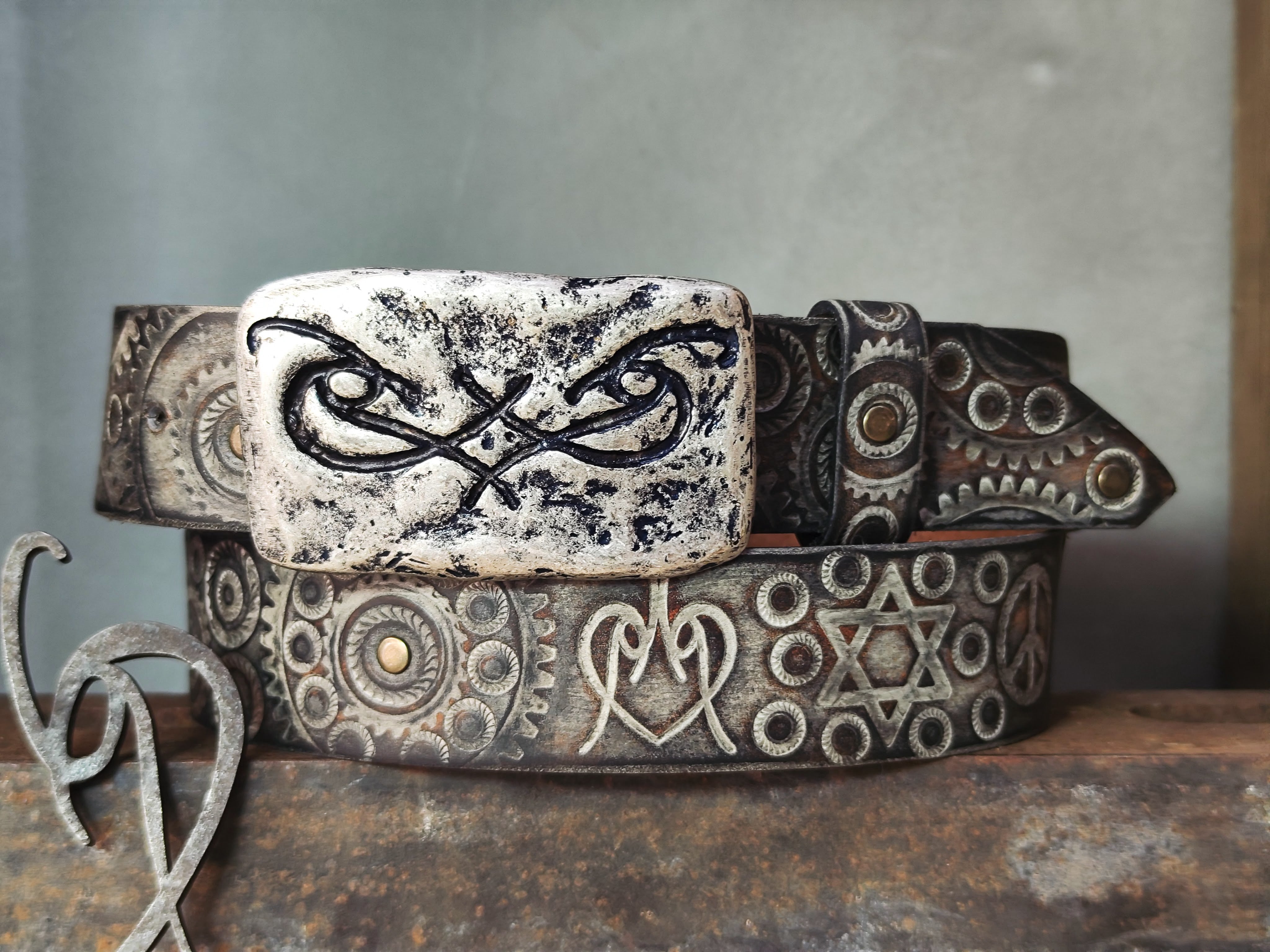 Unique Motorcycle Gear Buckle Leather Belt in Vintage Style