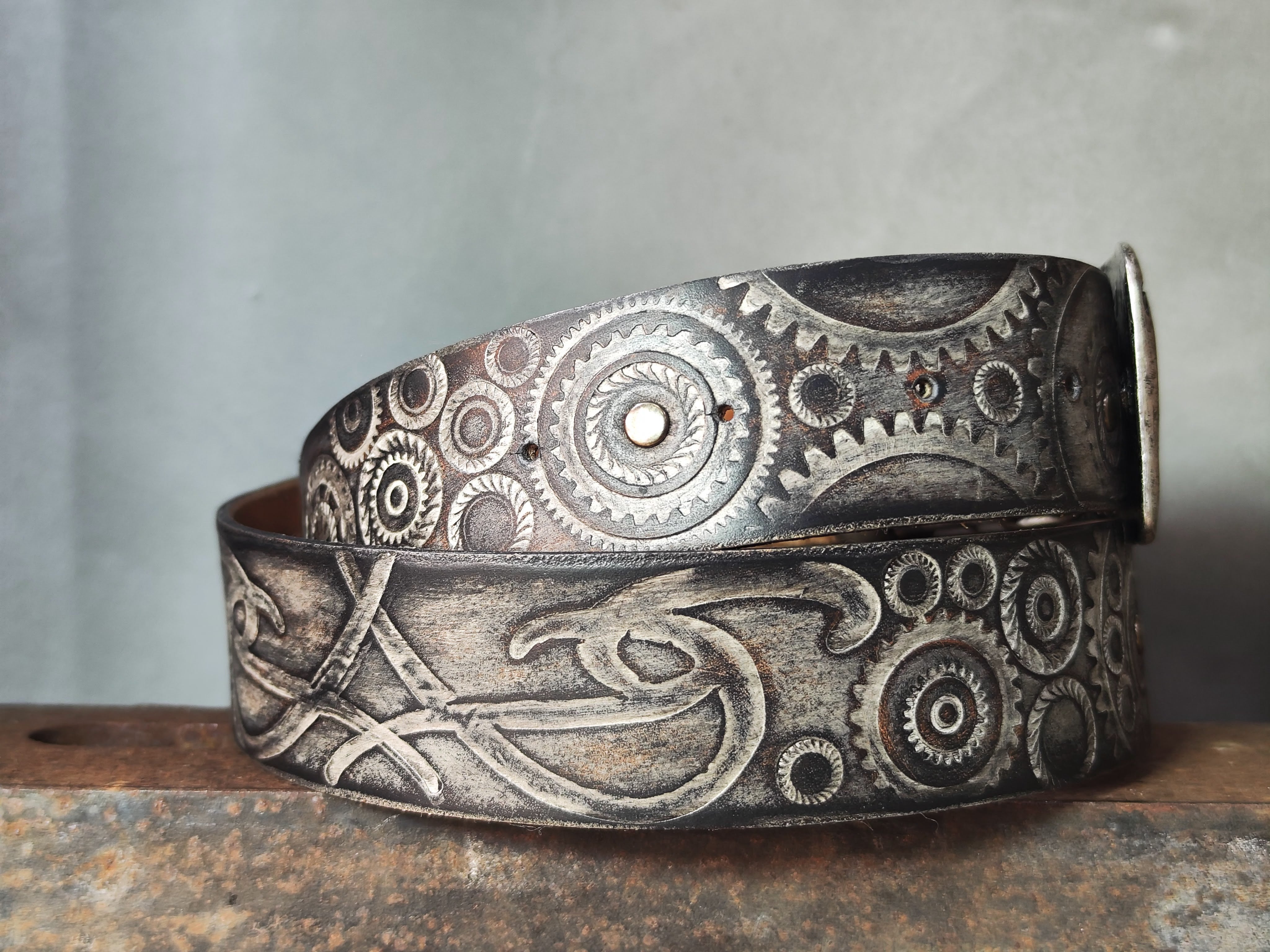 Unique Motorcycle Gear Buckle Leather Belt in Vintage Style