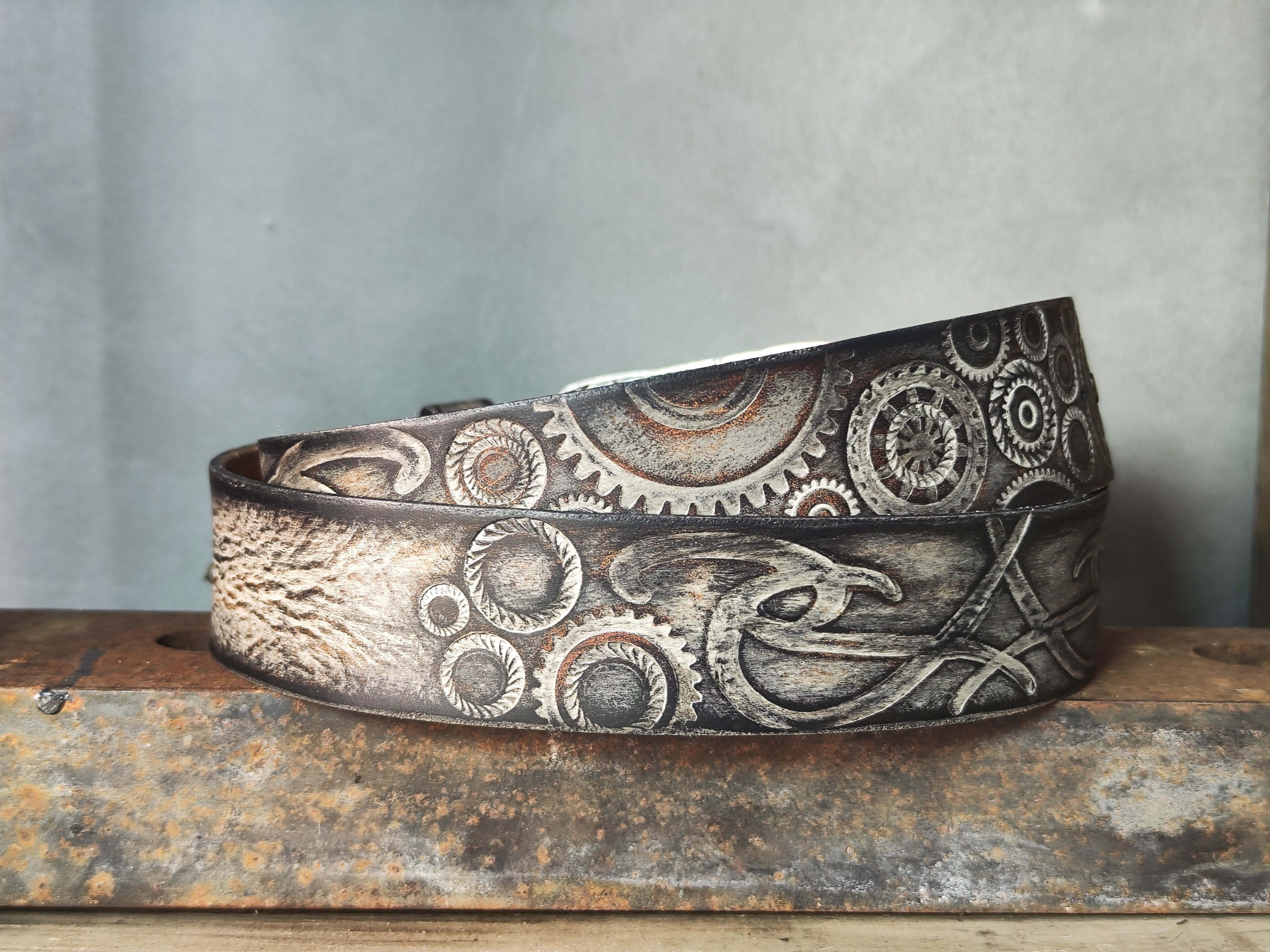 Unique Motorcycle Gear Buckle Leather Belt in Vintage Style