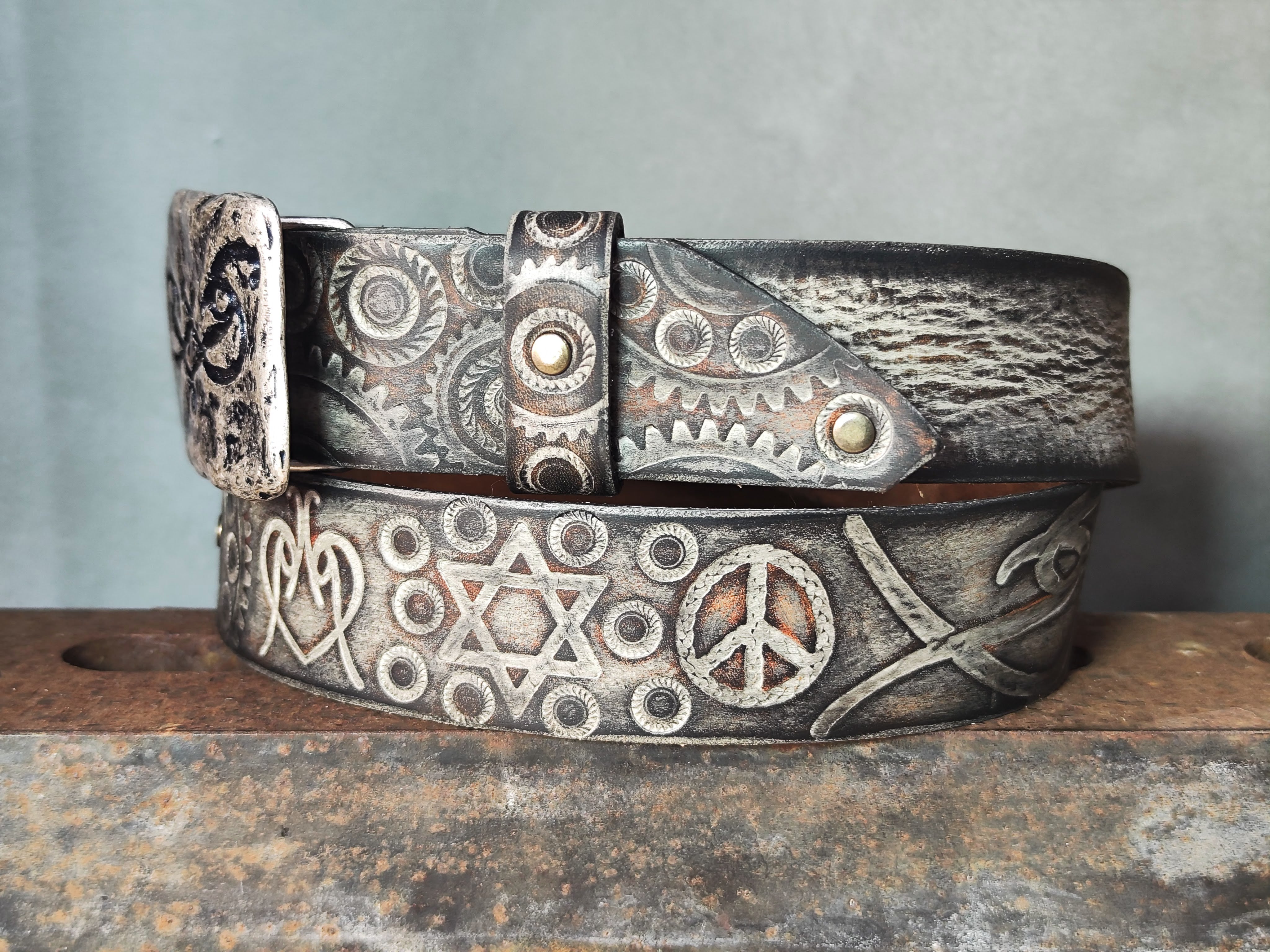 Unique Motorcycle Gear Buckle Leather Belt in Vintage Style