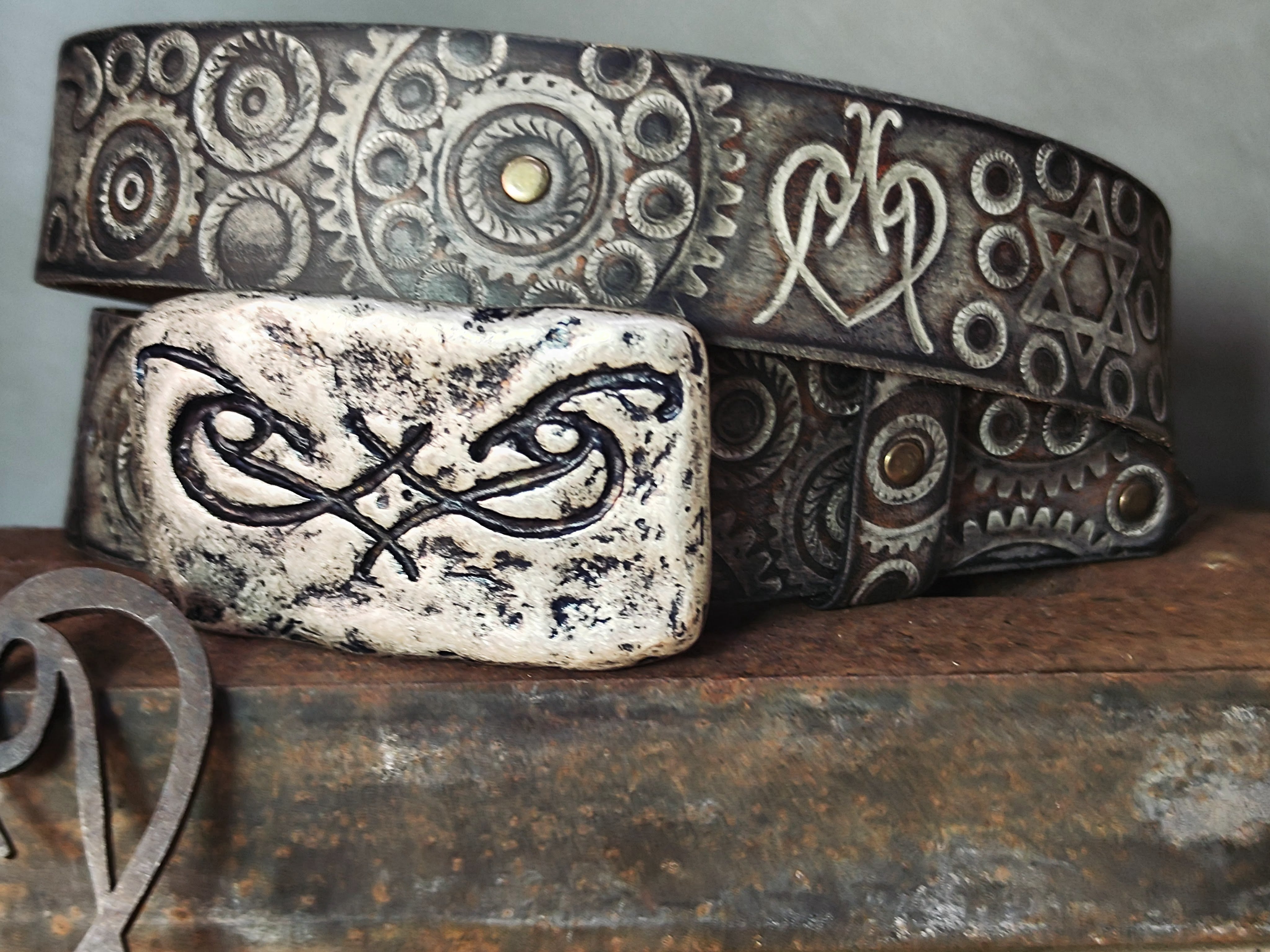 Unique Motorcycle Gear Buckle Leather Belt in Vintage Style