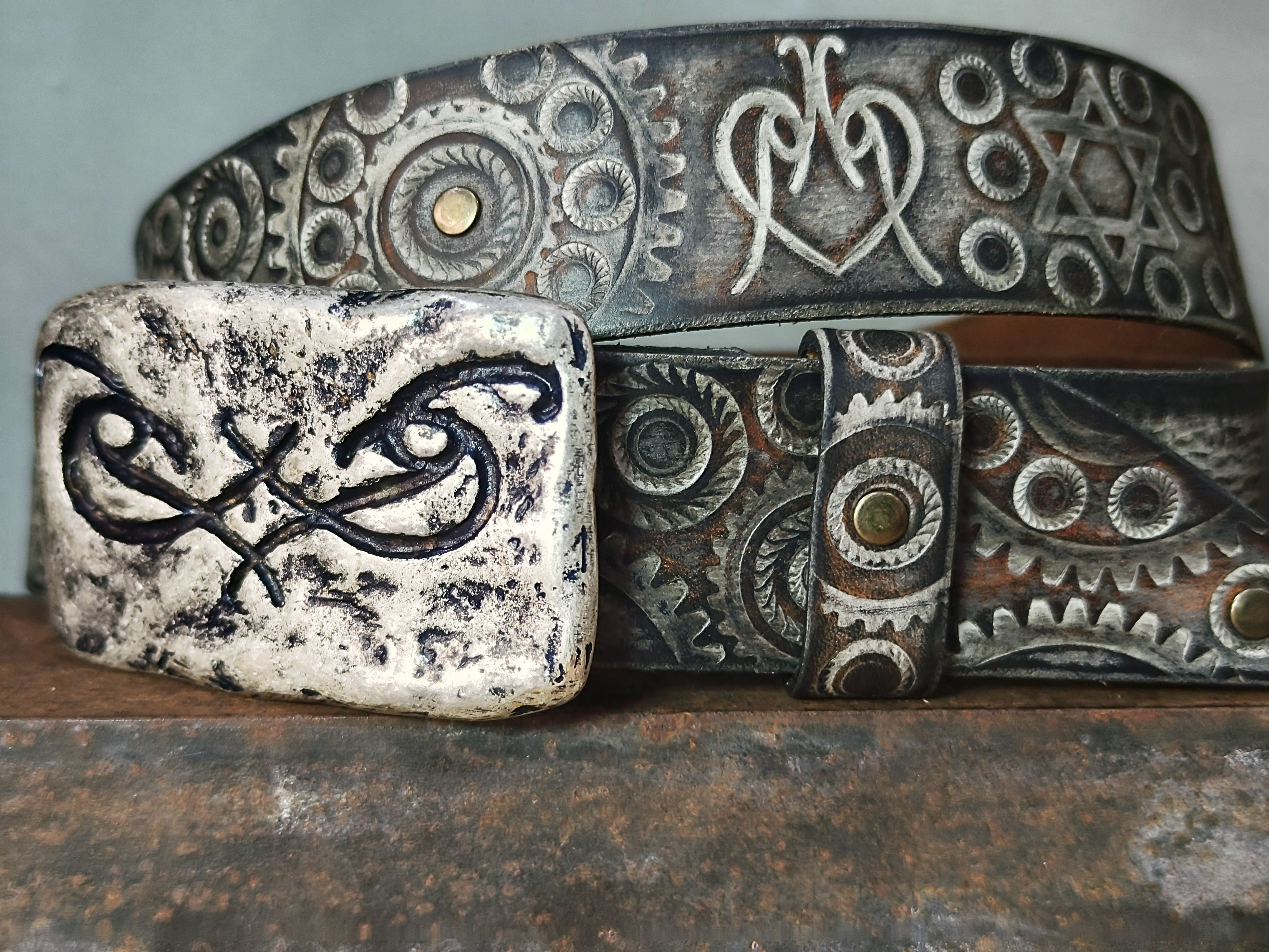 Unique Motorcycle Gear Buckle Leather Belt in Vintage Style