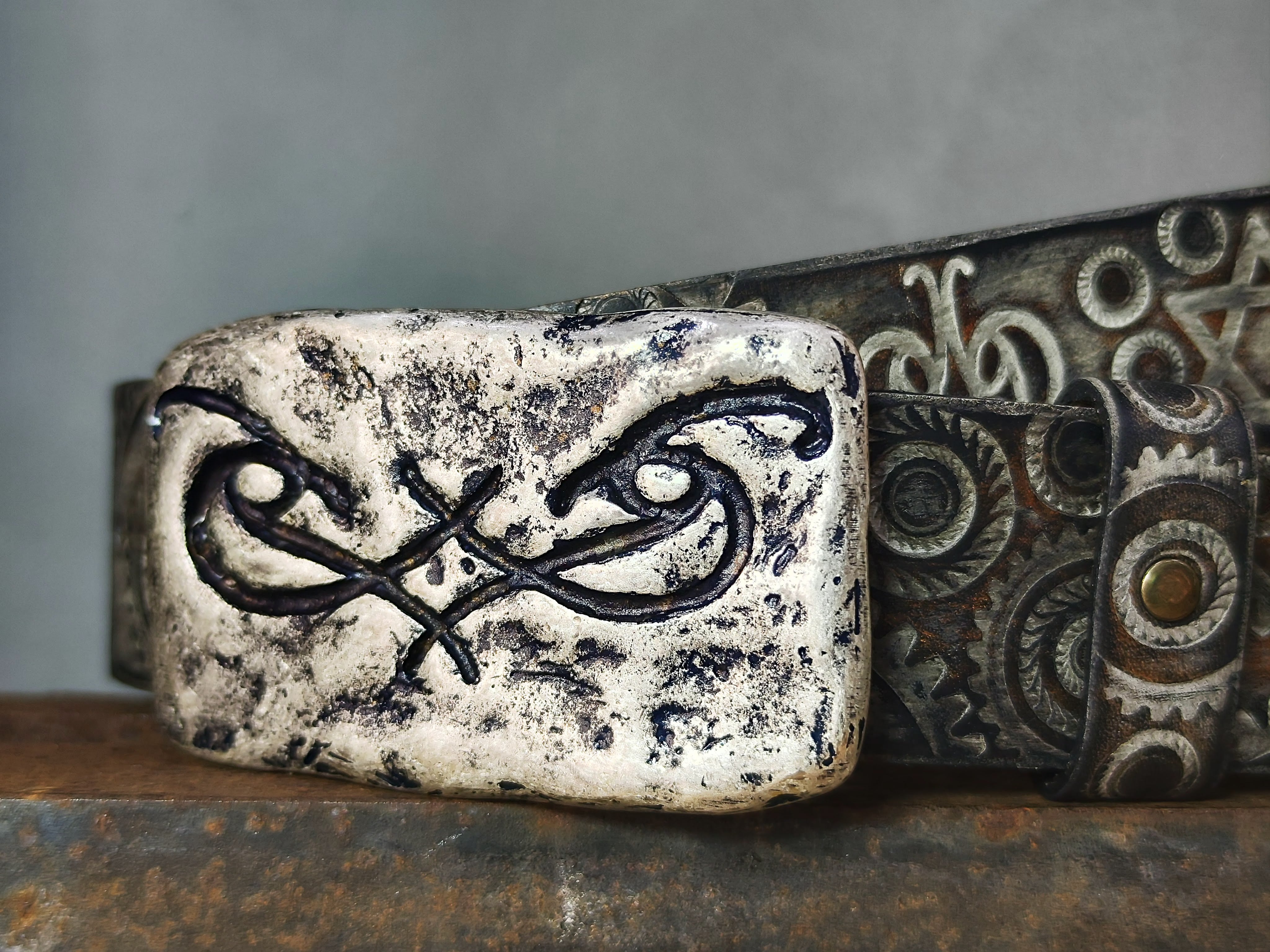 Unique Motorcycle Gear Buckle Leather Belt in Vintage Style