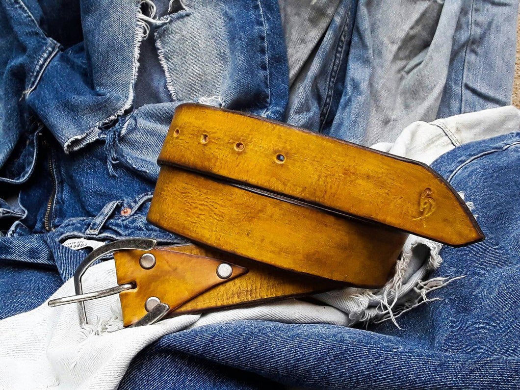 Handmade Yellow Leather Belt with Horseshoe Silver Buckle - Personalizable Gift for Your Loved One