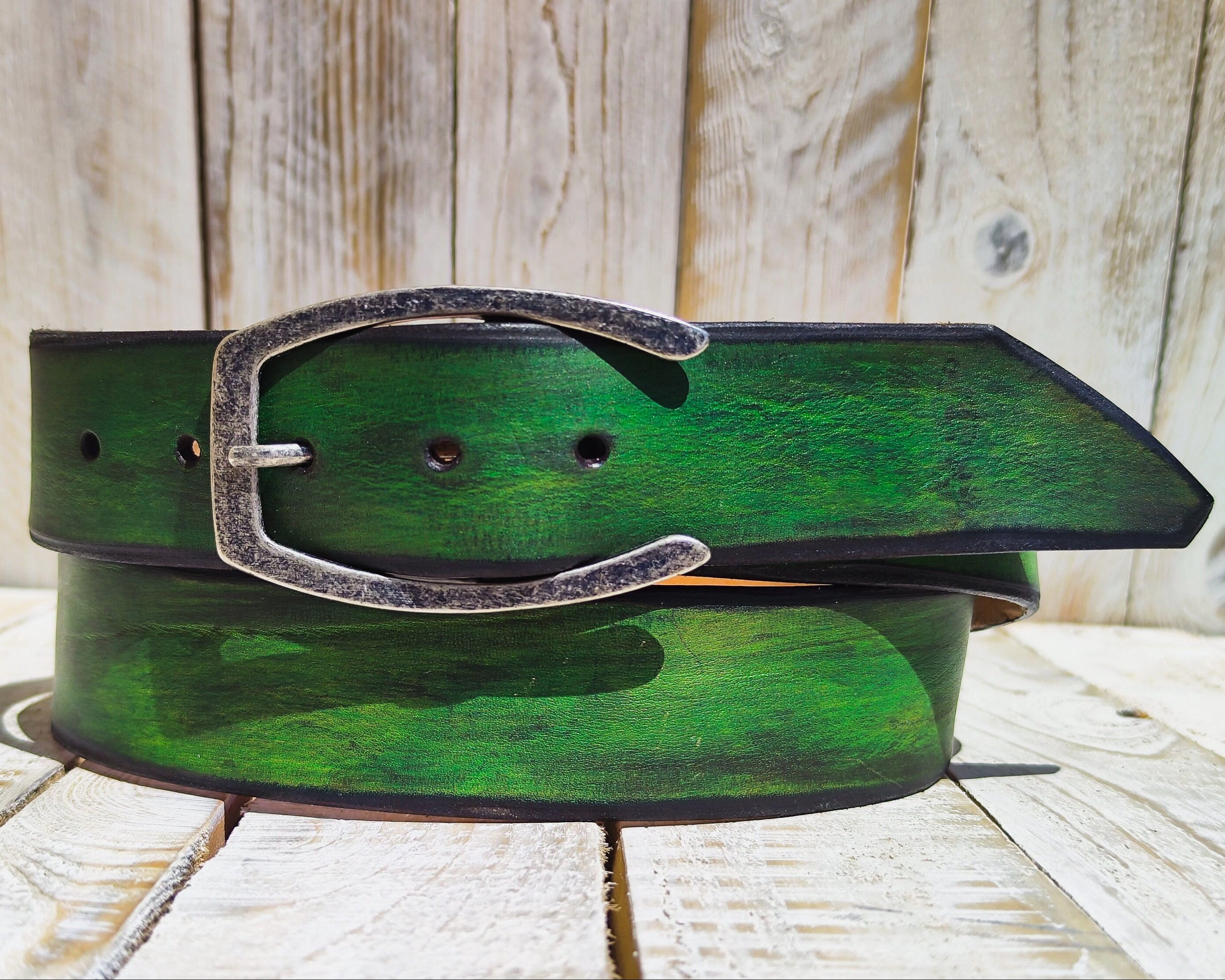 Handcrafted Green Leather Belt with Enchanting Hues and Horseshoe Buckle - Artisanal Style