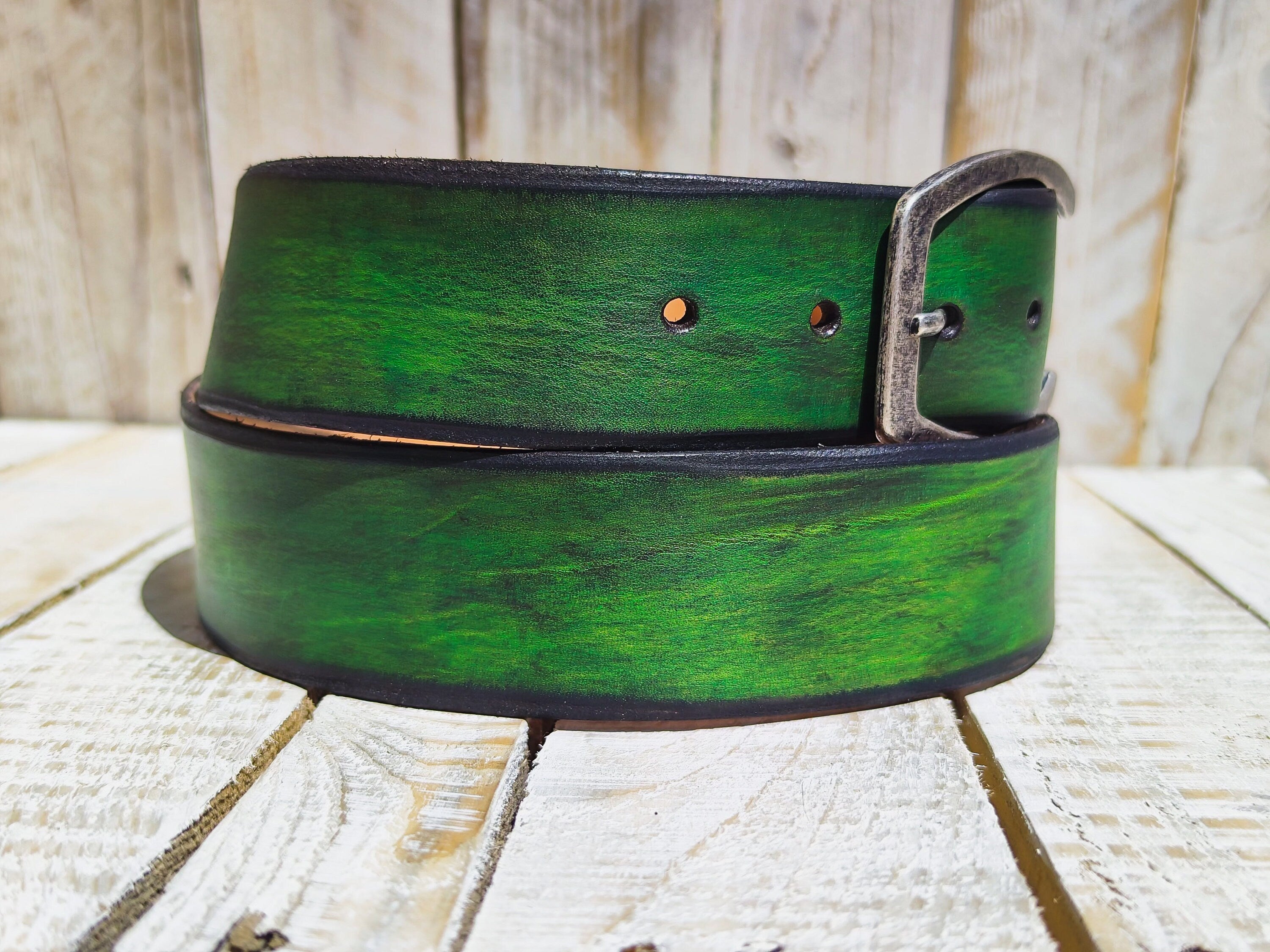 Handcrafted Green Leather Belt with Enchanting Hues and Horseshoe Buckle - Artisanal Style