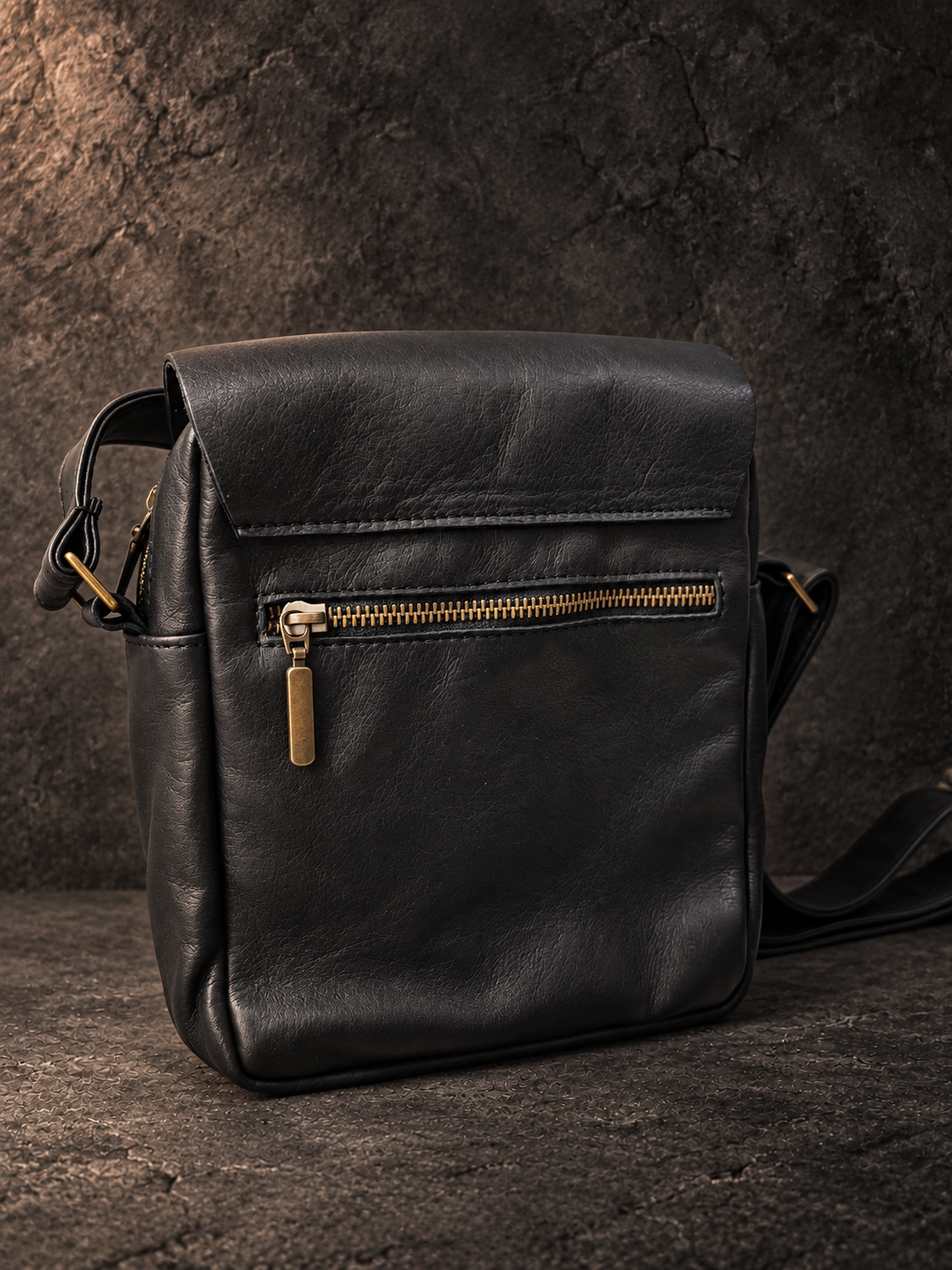 The Black Heritage Leather Bag – Hand-Dyed Compact Crossbody