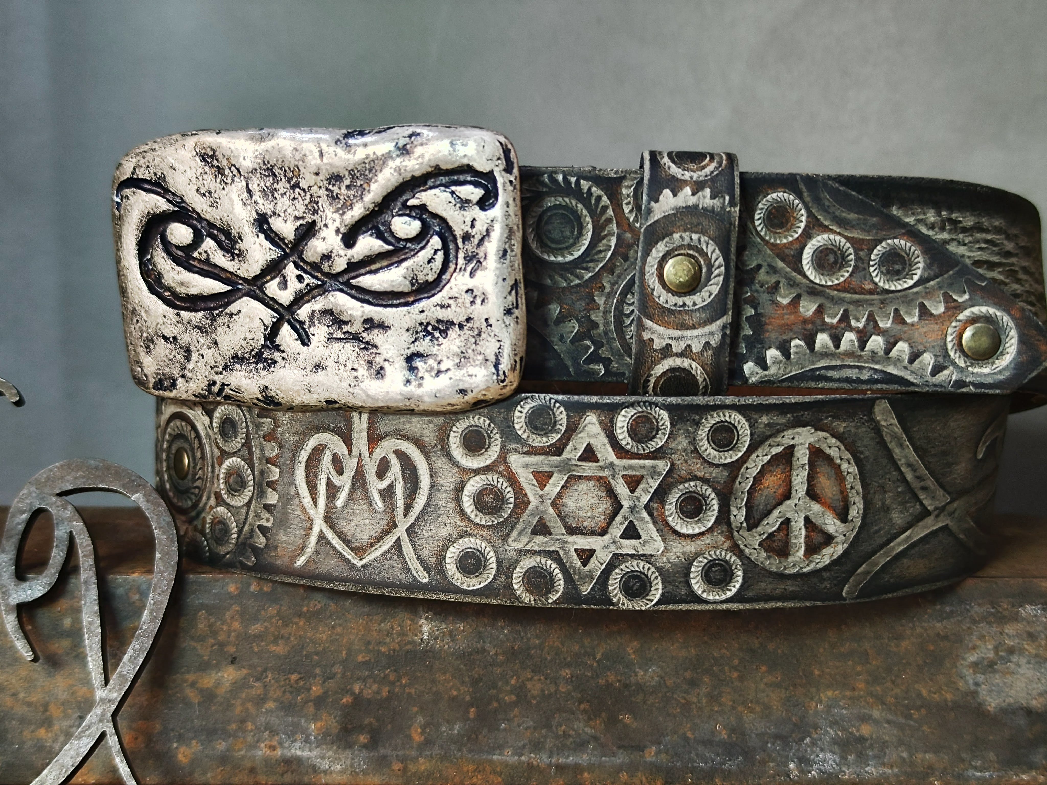 Unique Motorcycle Gear Buckle Leather Belt in Vintage Style