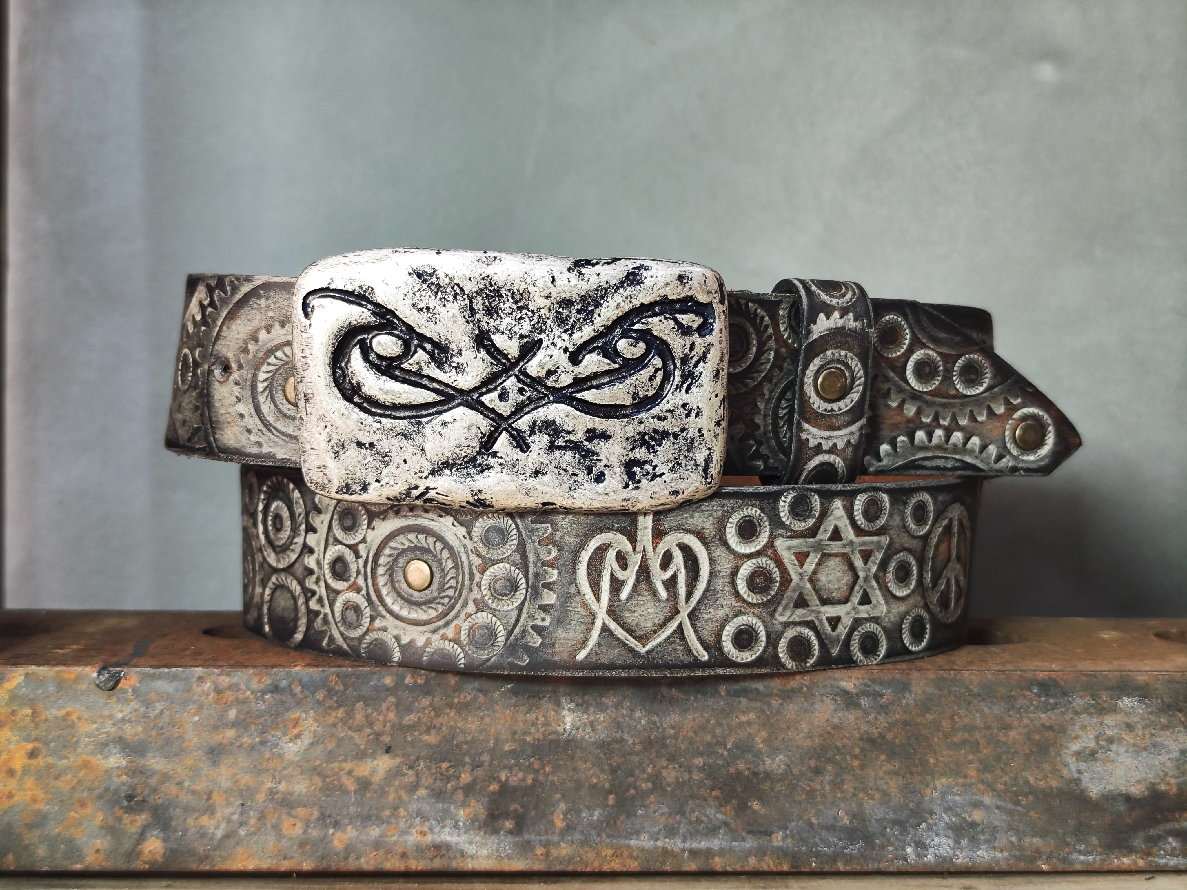 Unique Motorcycle Gear Buckle Leather Belt in Vintage Style