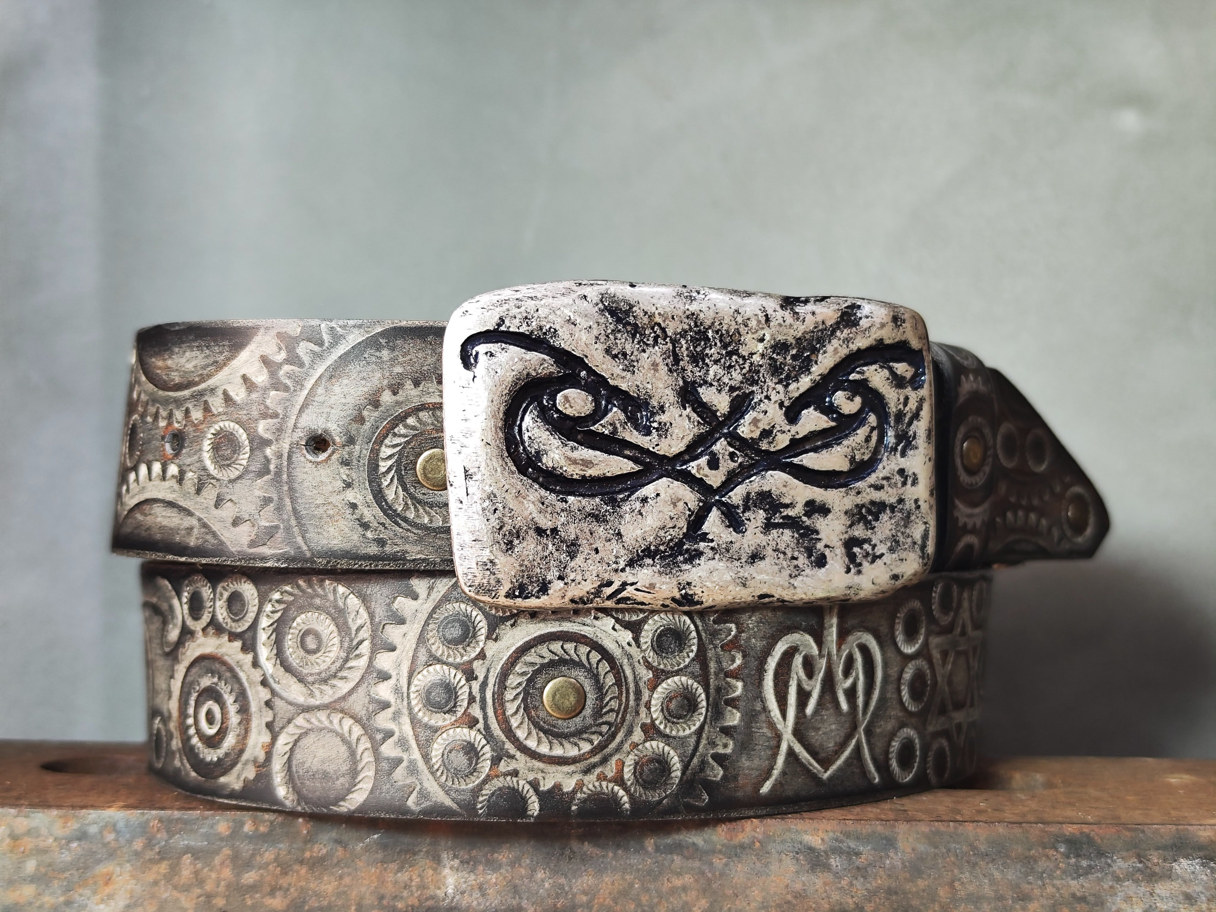 Unique Motorcycle Gear Buckle Leather Belt in Vintage Style