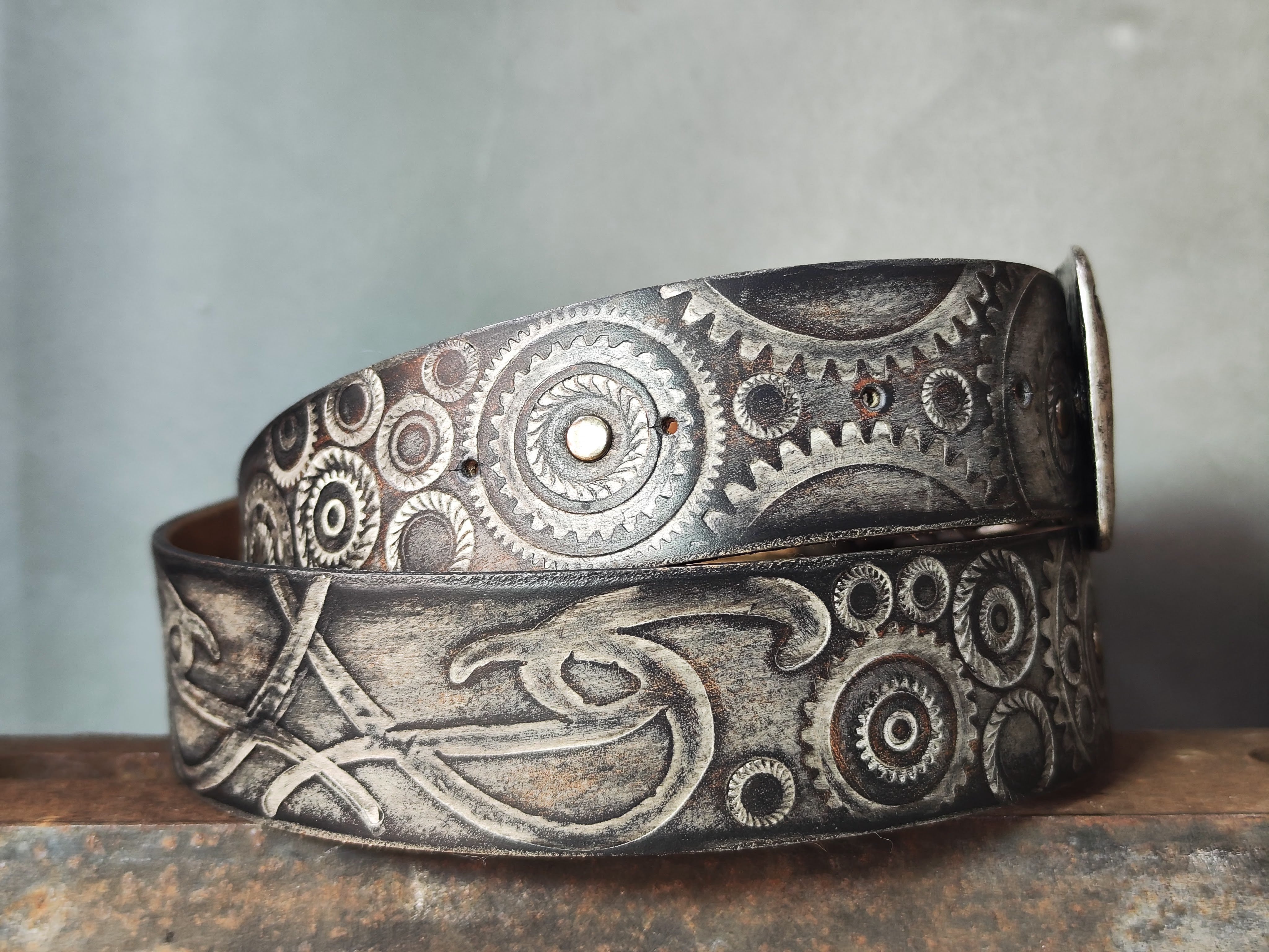 Unique Motorcycle Gear Buckle Leather Belt in Vintage Style