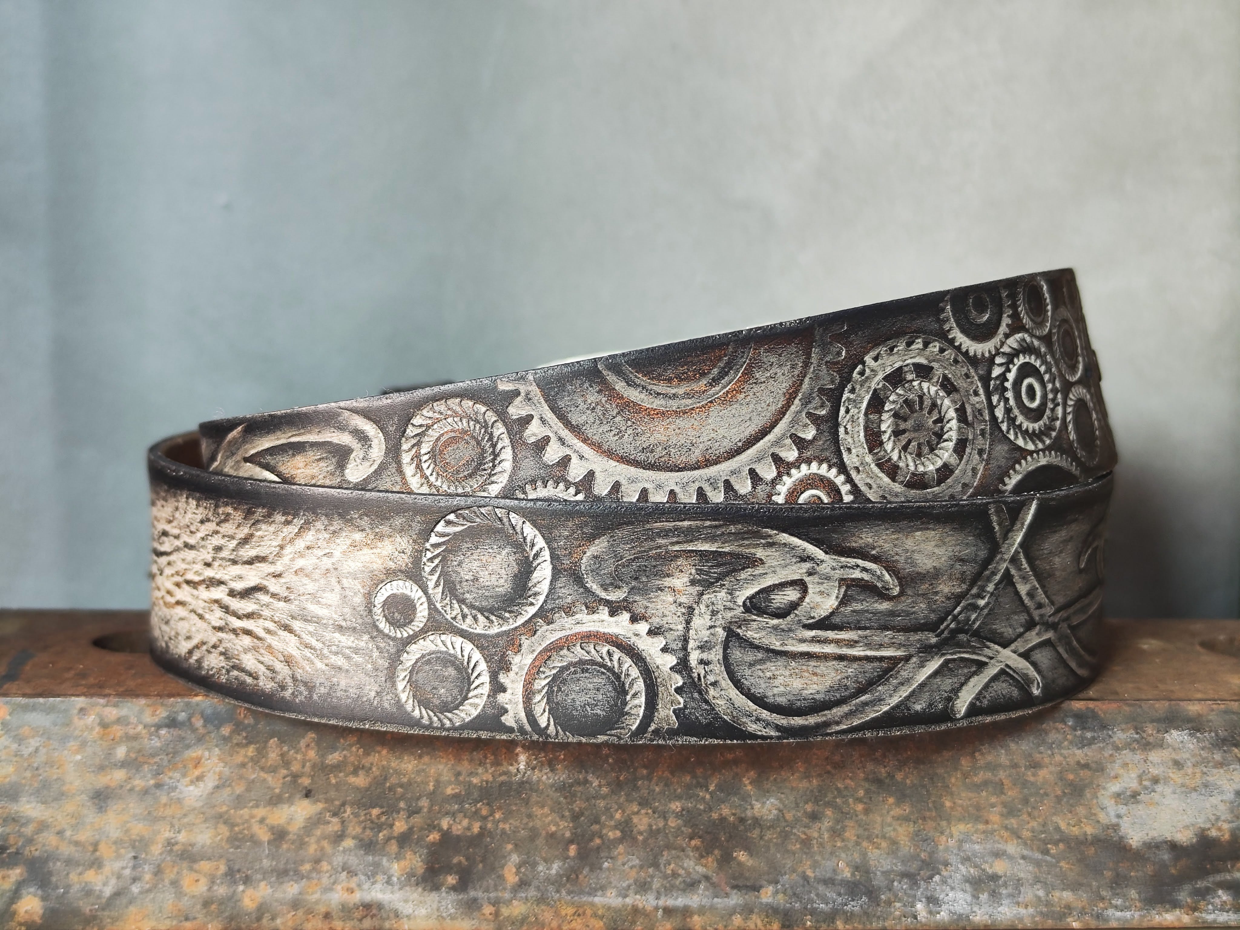 Unique Motorcycle Gear Buckle Leather Belt in Vintage Style