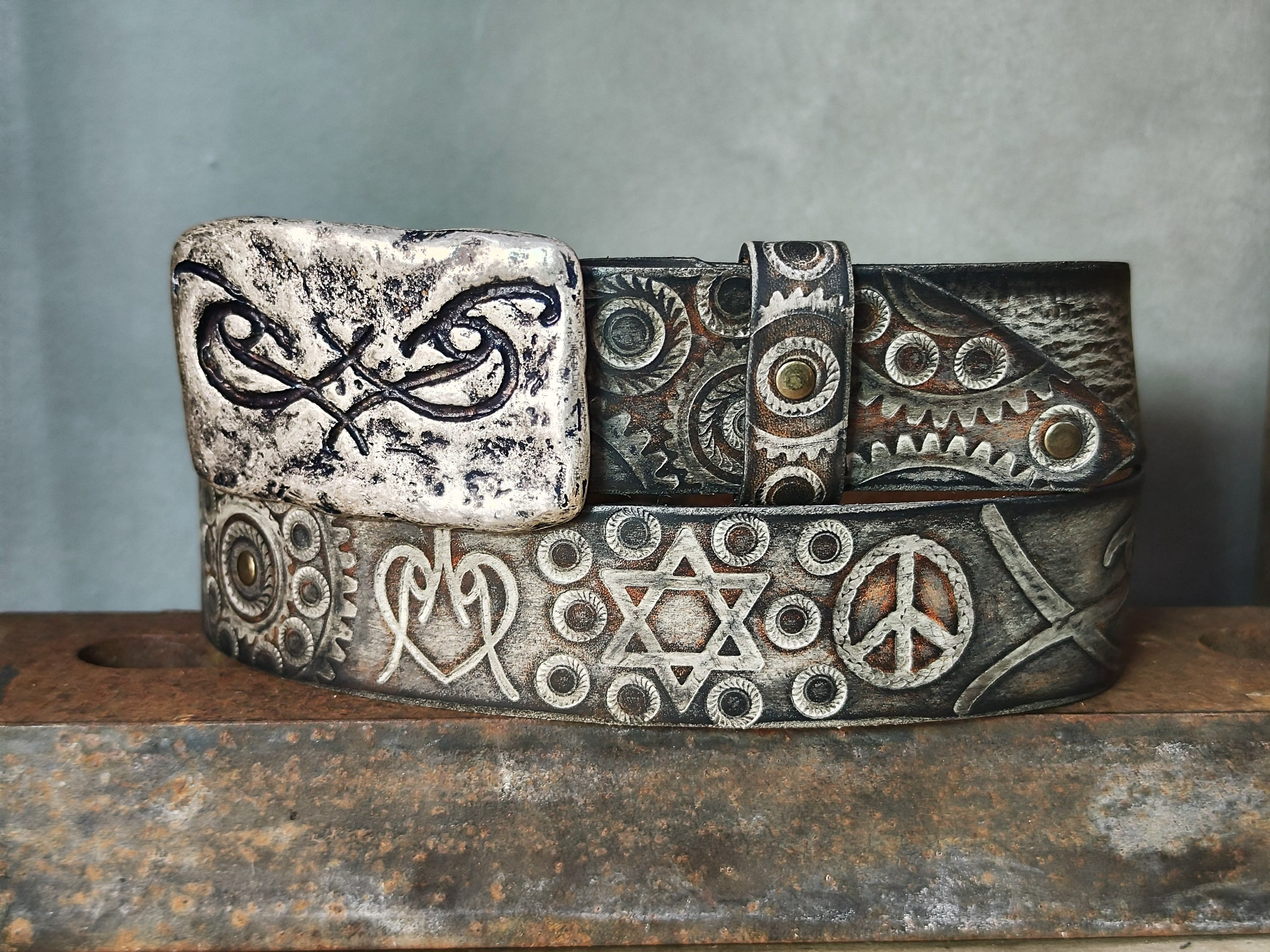 Unique Motorcycle Gear Buckle Leather Belt in Vintage Style