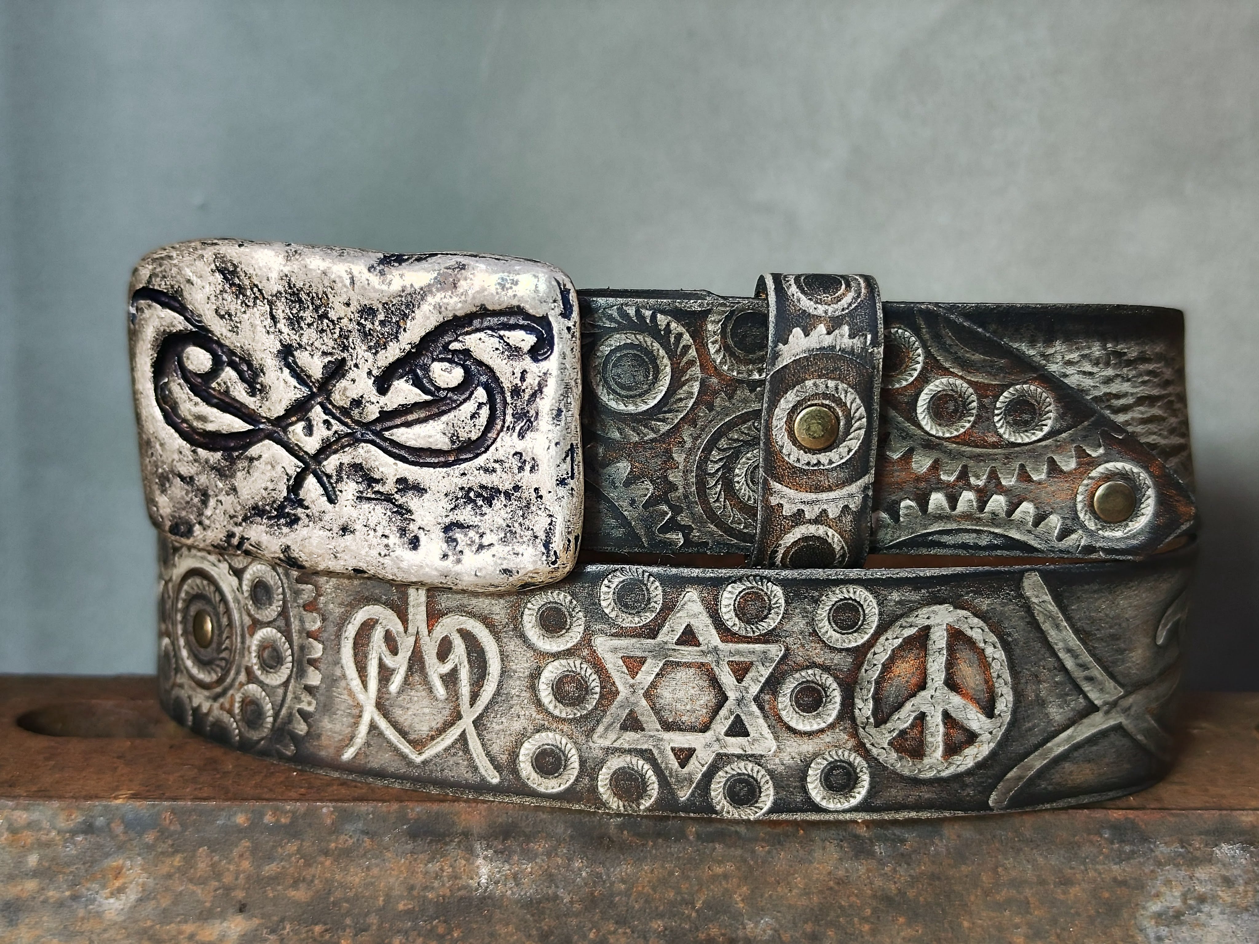 Unique Motorcycle Gear Buckle Leather Belt in Vintage Style