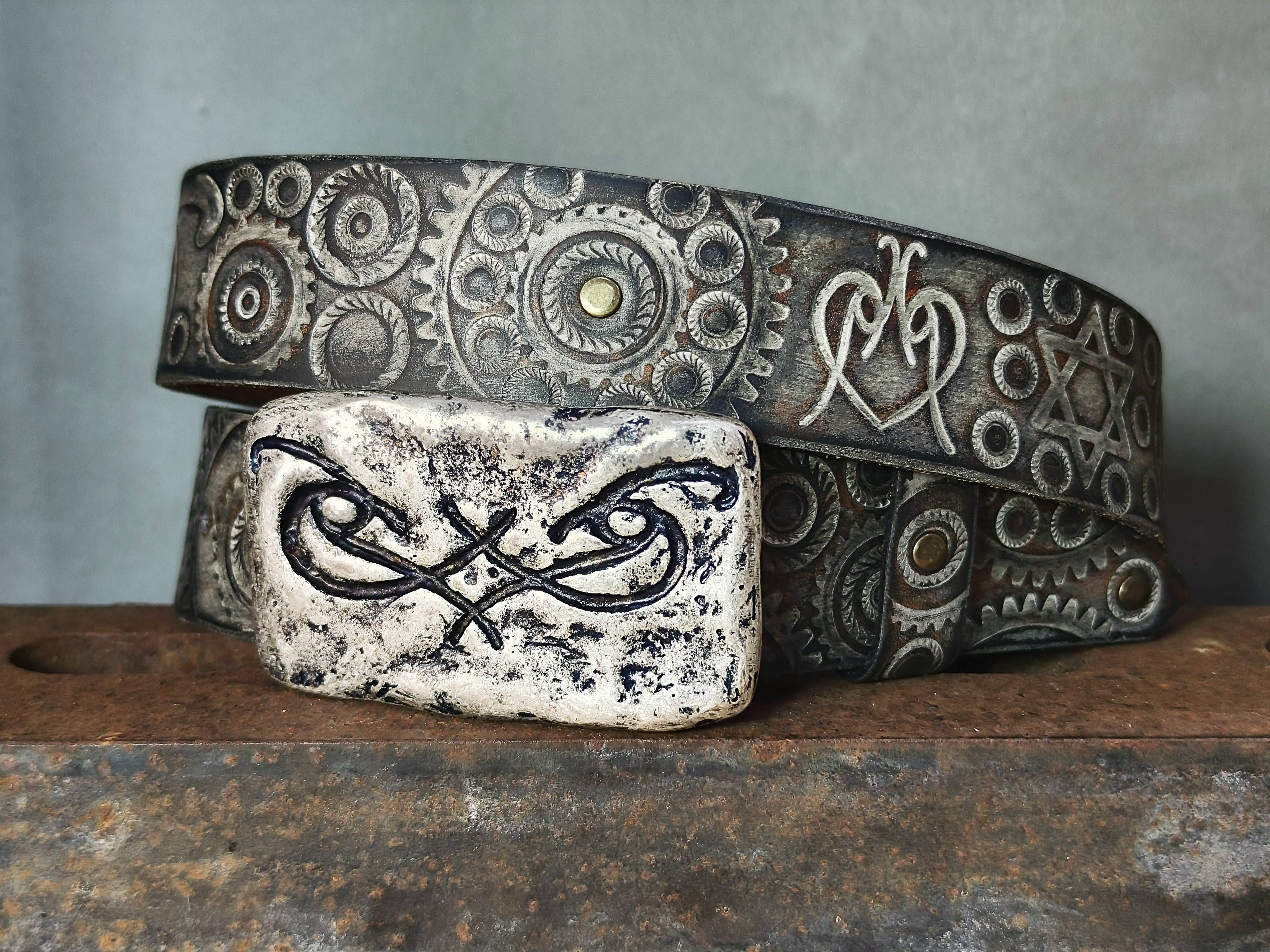 Unique Motorcycle Gear Buckle Leather Belt in Vintage Style
