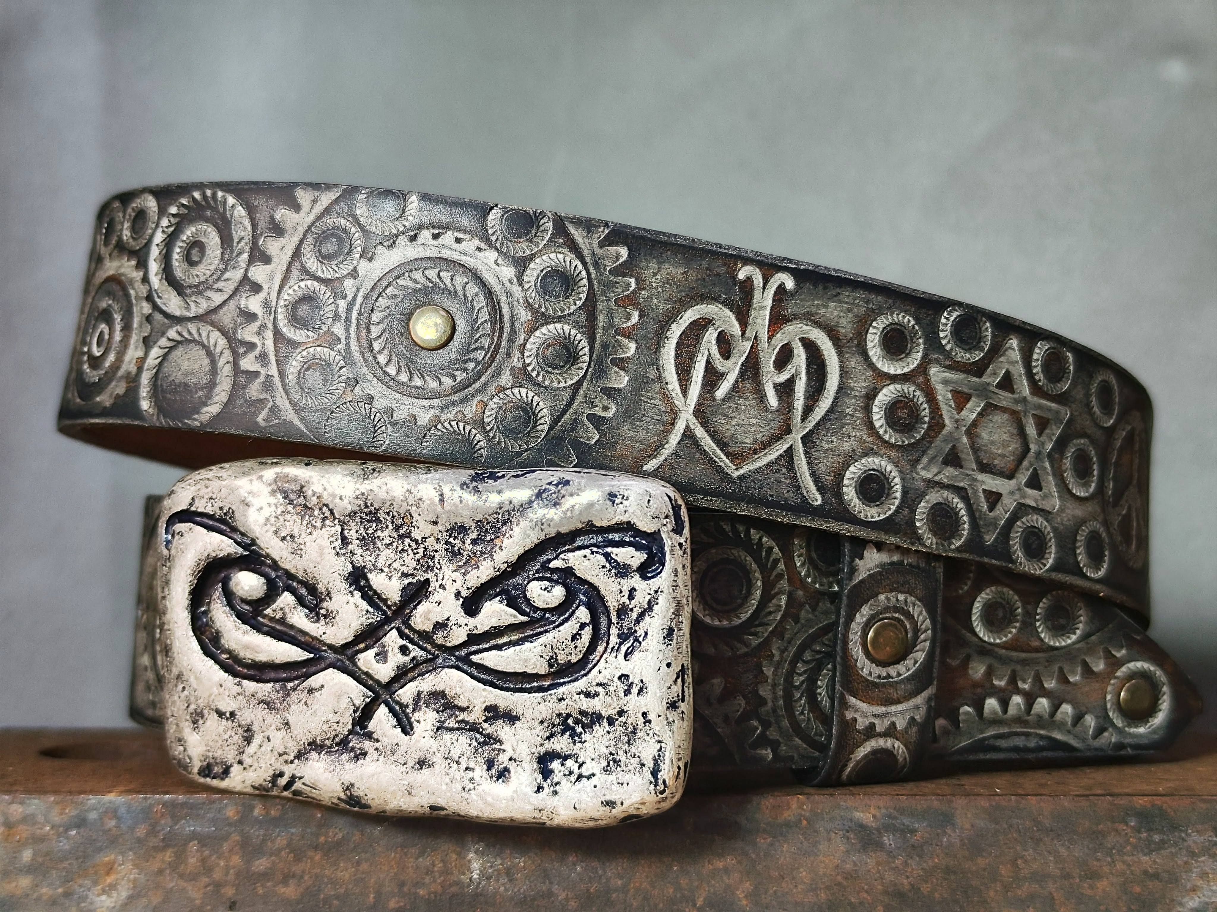 Unique Motorcycle Gear Buckle Leather Belt in Vintage Style