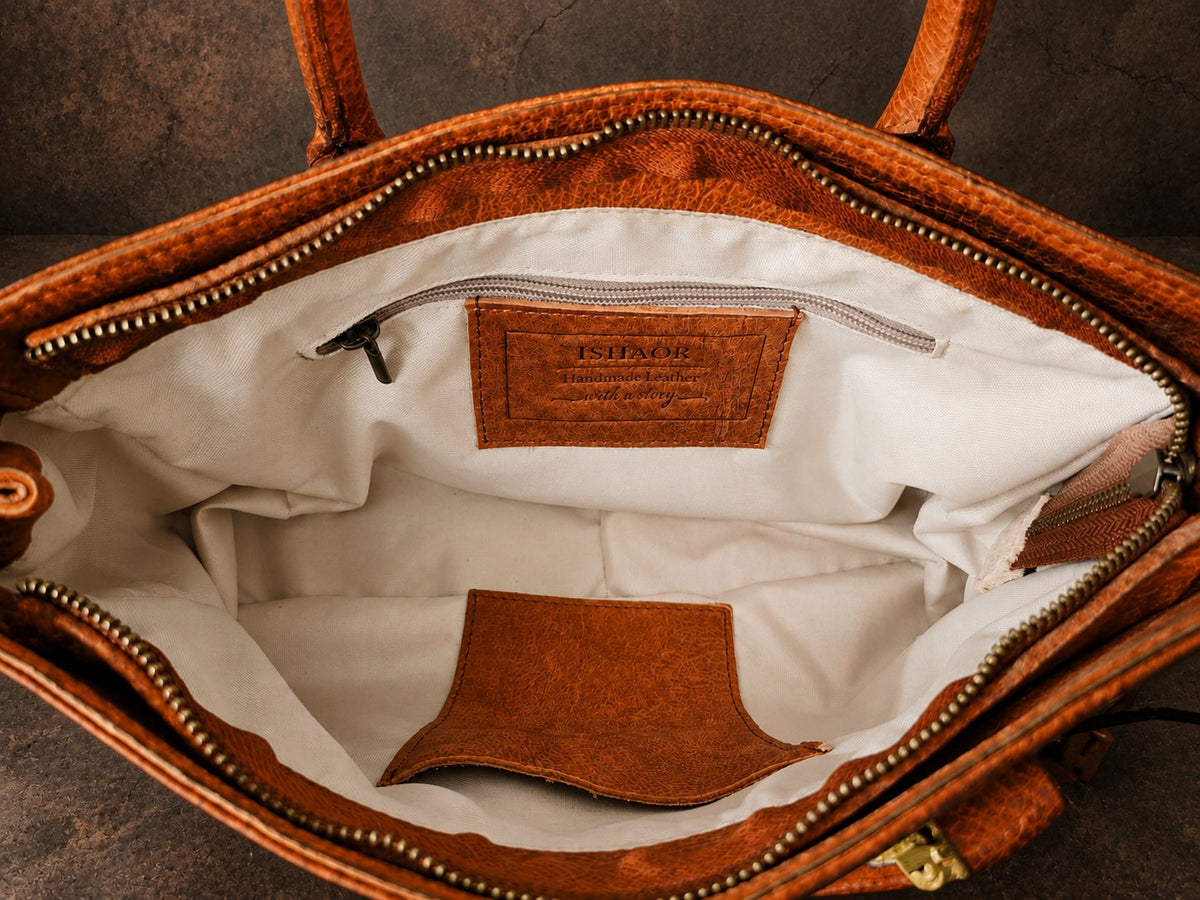 Inside the cognac heritage leather bag – lining, zip pocket and ISHAOR label