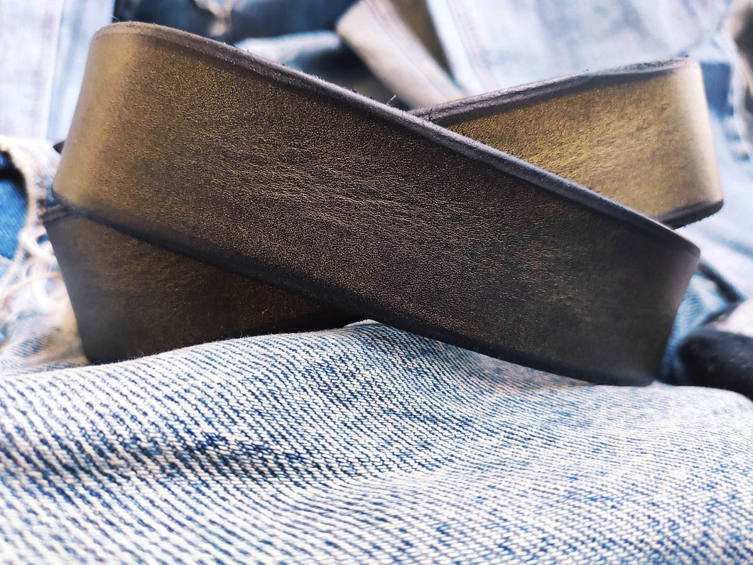 Elegant Black and Gold Hammered Leather Belt with Gold Computer Card Design by Ishaor - the Perfect Gift for Her