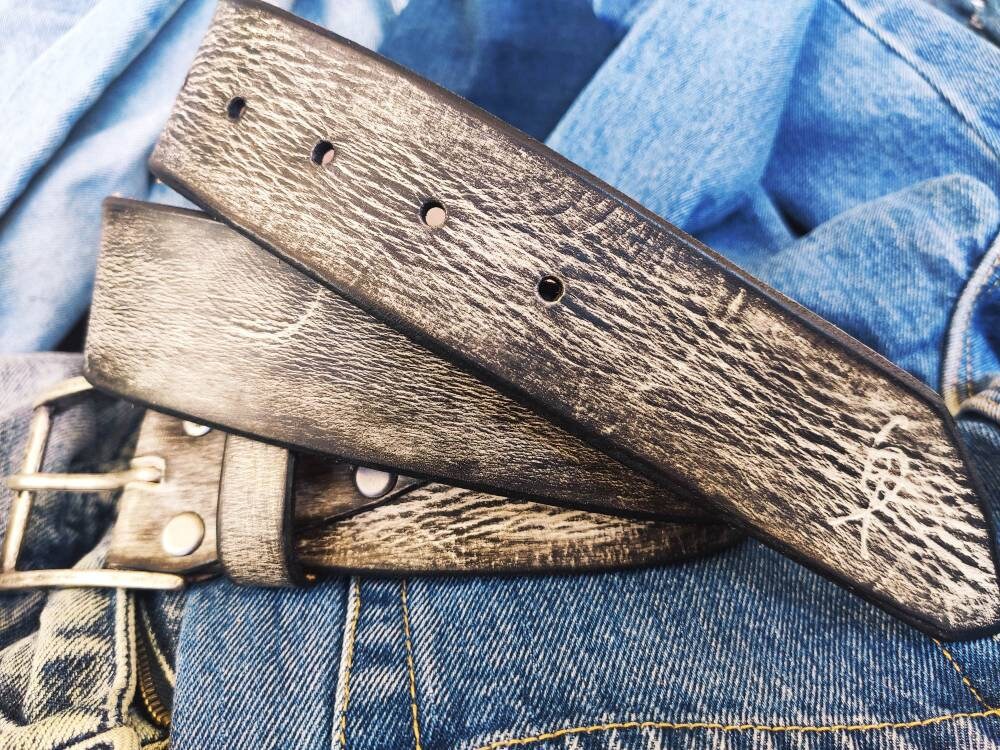 Vintage Mens Leather Belt - Customizable Christmas Gift for Him in Light Grey with Black Wash - Ideal for Jeans