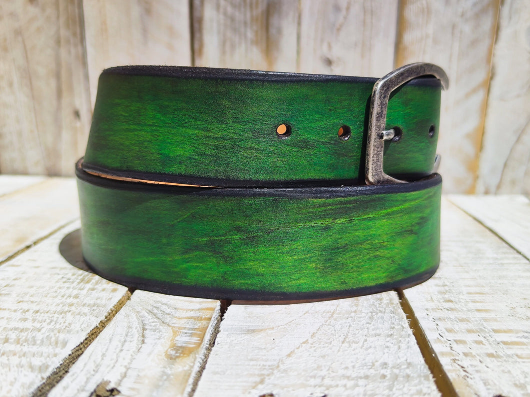 Handcrafted Green Leather Belt with Enchanting Hues and Horseshoe Buckle - Artisanal Style
